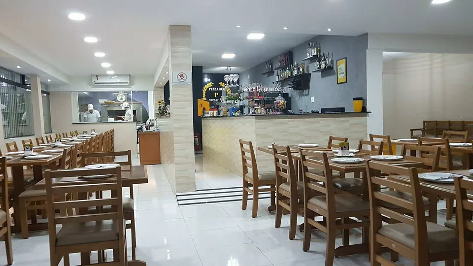 Ambiente familiar e iluminado da pizzaria
