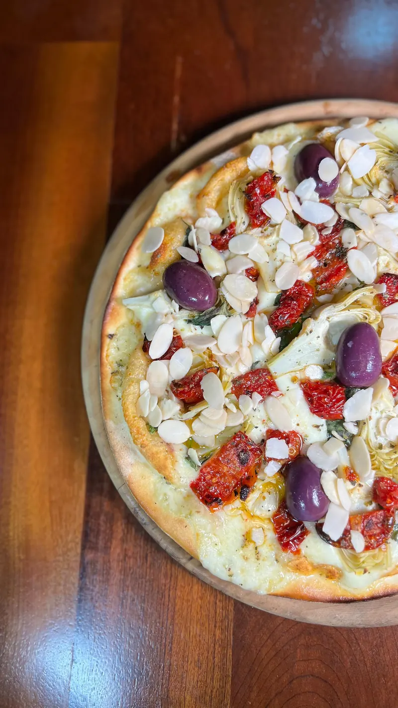 Pizza Alcachofra, tomate seco e amêndoas da Pizzaria Primeira Estação