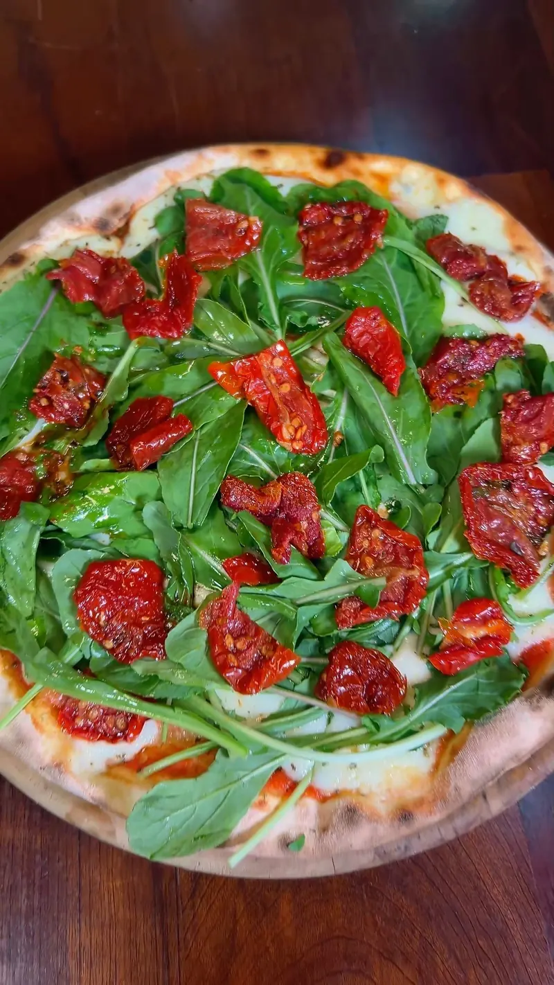Pizza Rúcula com tomate seco da Pizzaria Primeira Estação