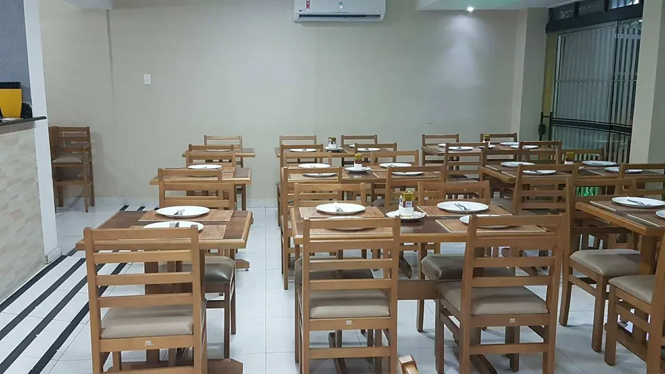 Vista do salão e do balcão da pizzaria no Canal 5