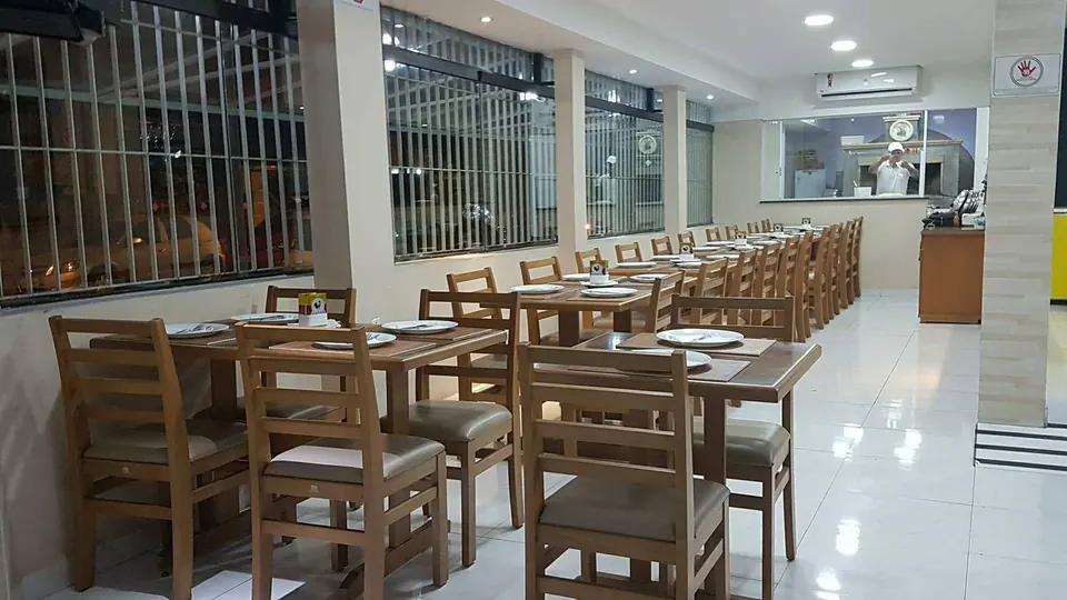 Salão com mesas preparadas para o jantar em família